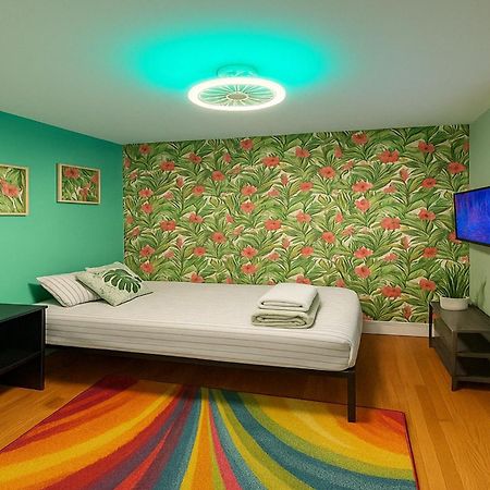 Tropical Comfort Room In Harlem Cozy Stay With Snacks & Style Нью-Йорк Екстер'єр фото