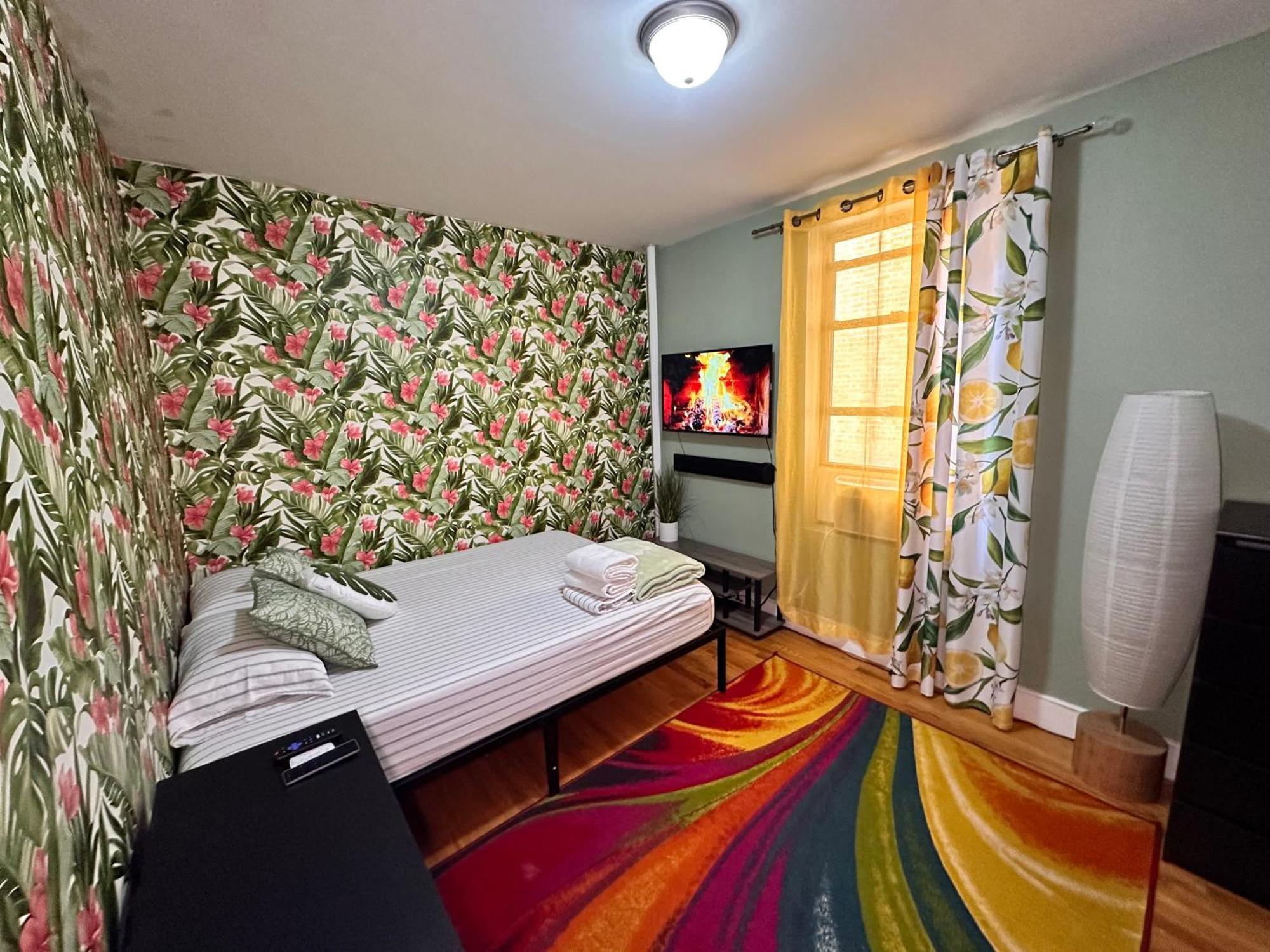 Tropical Comfort Room In Harlem Cozy Stay With Snacks & Style Нью-Йорк Екстер'єр фото
